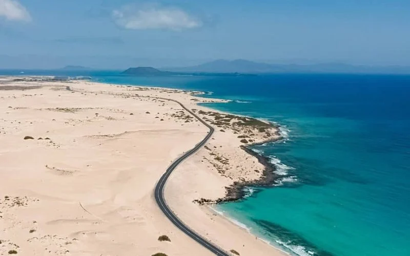 Droga FV-1 przez wydmy Corralejo, w tle turkusowy ocean