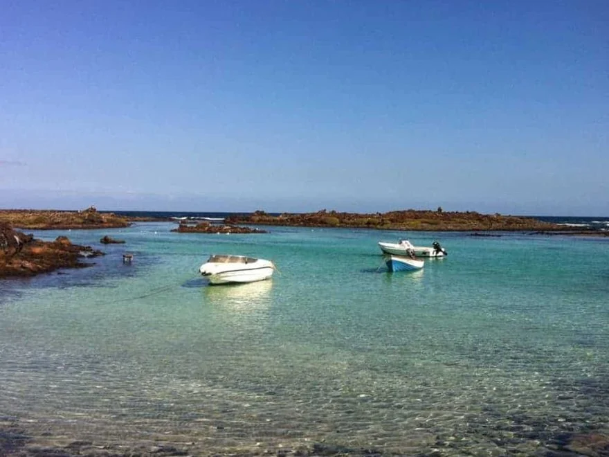 Laguna z łódkami w osadzie Puertito de Lobos