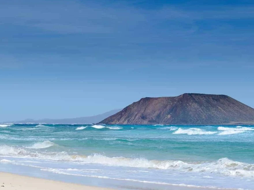 Wyspa Lobos widziana z plaży w Corralejo