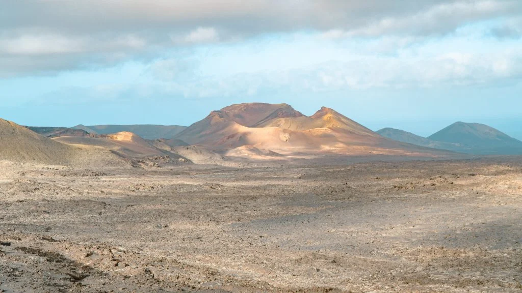 Wulkaniczny krajobraz Parku Narodowego Timanfaya na Lanzarote