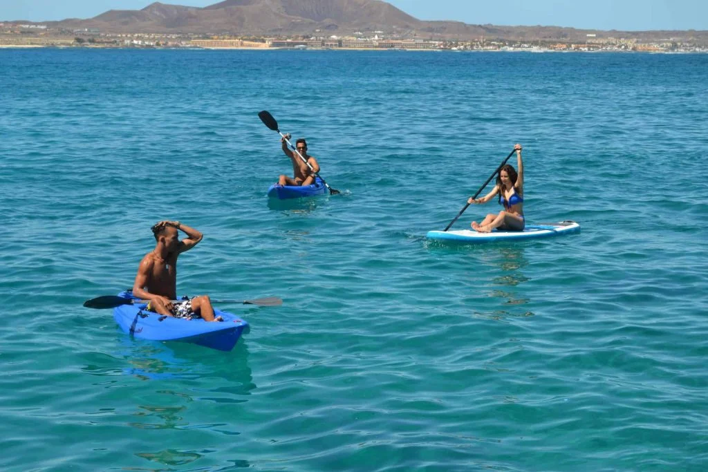 Kajaki i deska SUP przy postoju na kotwicy w czasie rejsu katamaranem z Corralejo