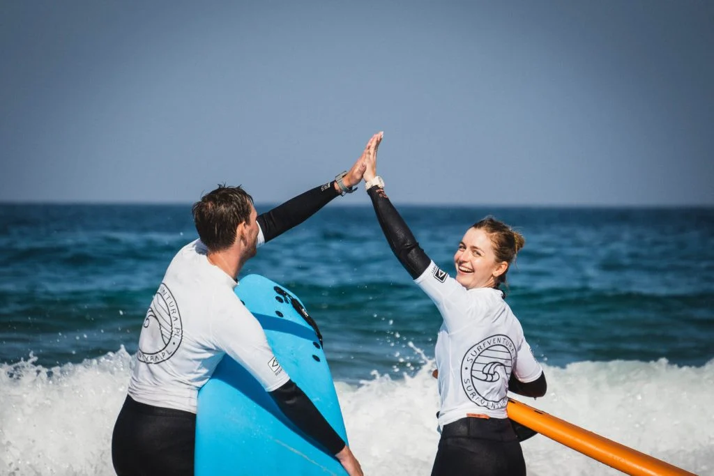 Lekcja surfingu na plaży w La Pared