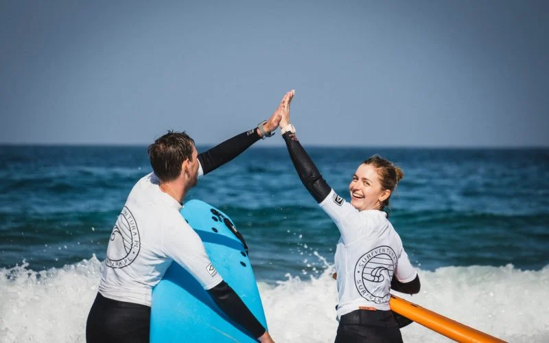 Lekcja surfingu na plaży w La Pared