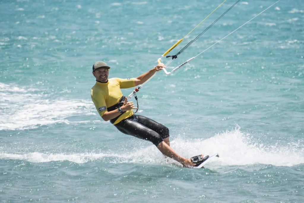 Kitesurfer na lagunie Sotavento na południu Fuerteventury